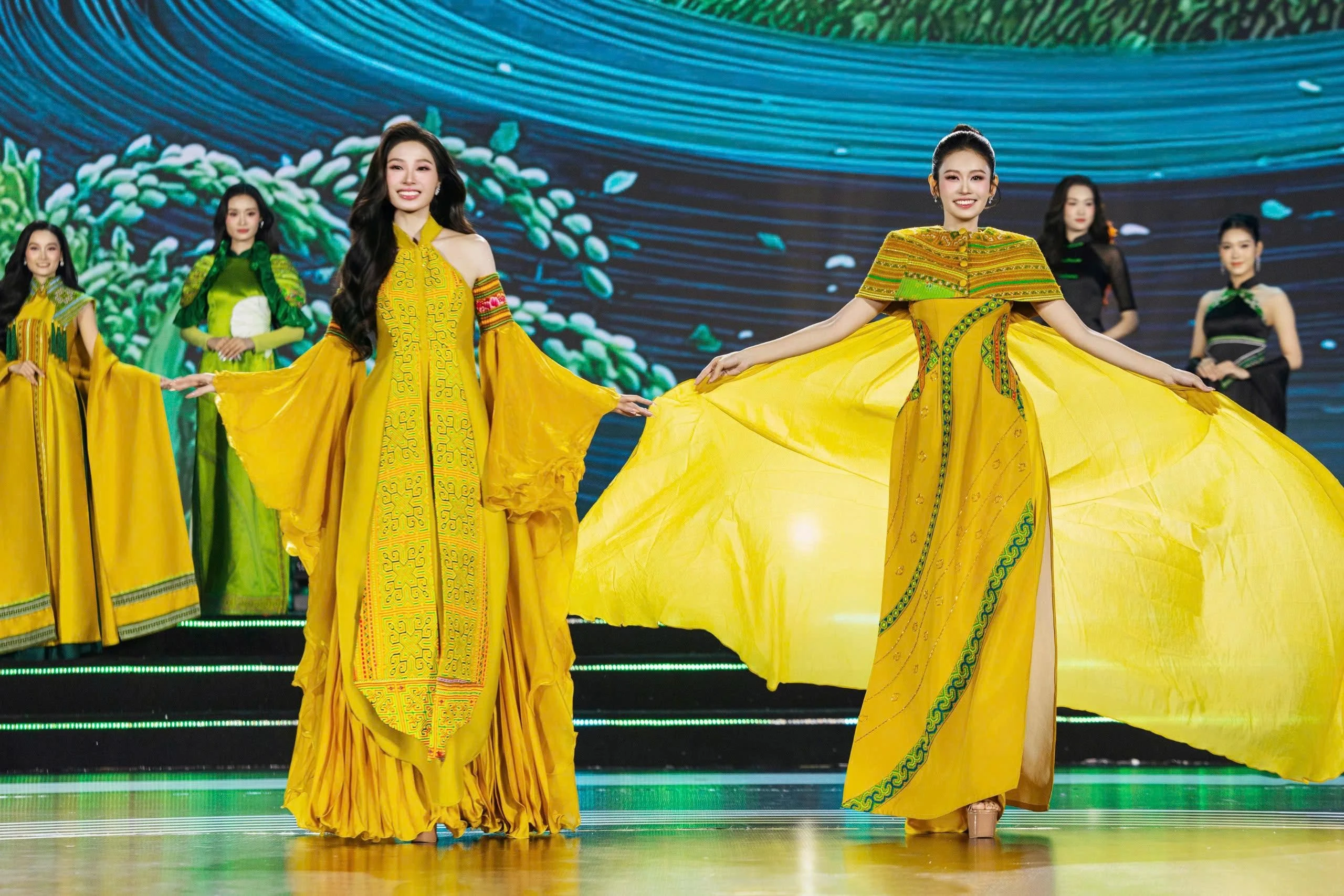 Dàn thí sinh duyên dáng trong phần thi trang phục áo dài.