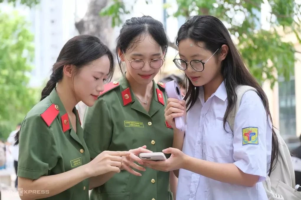 Học viên Học viện An ninh nhân dân hướng dẫn thí sinh trong ngày thi đánh giá của Bộ Công an hồi tháng 6. Ảnh: Dương Tâm