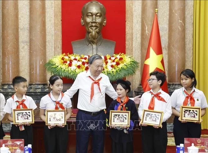 Tổng Bí thư, Chủ tịch nước Tô Lâm tặng bức ảnh “Bác Hồ với thiếu nhi” cho các Đội viên tiêu biểu toàn quốc. Ảnh: Thống Nhất/TTXVN