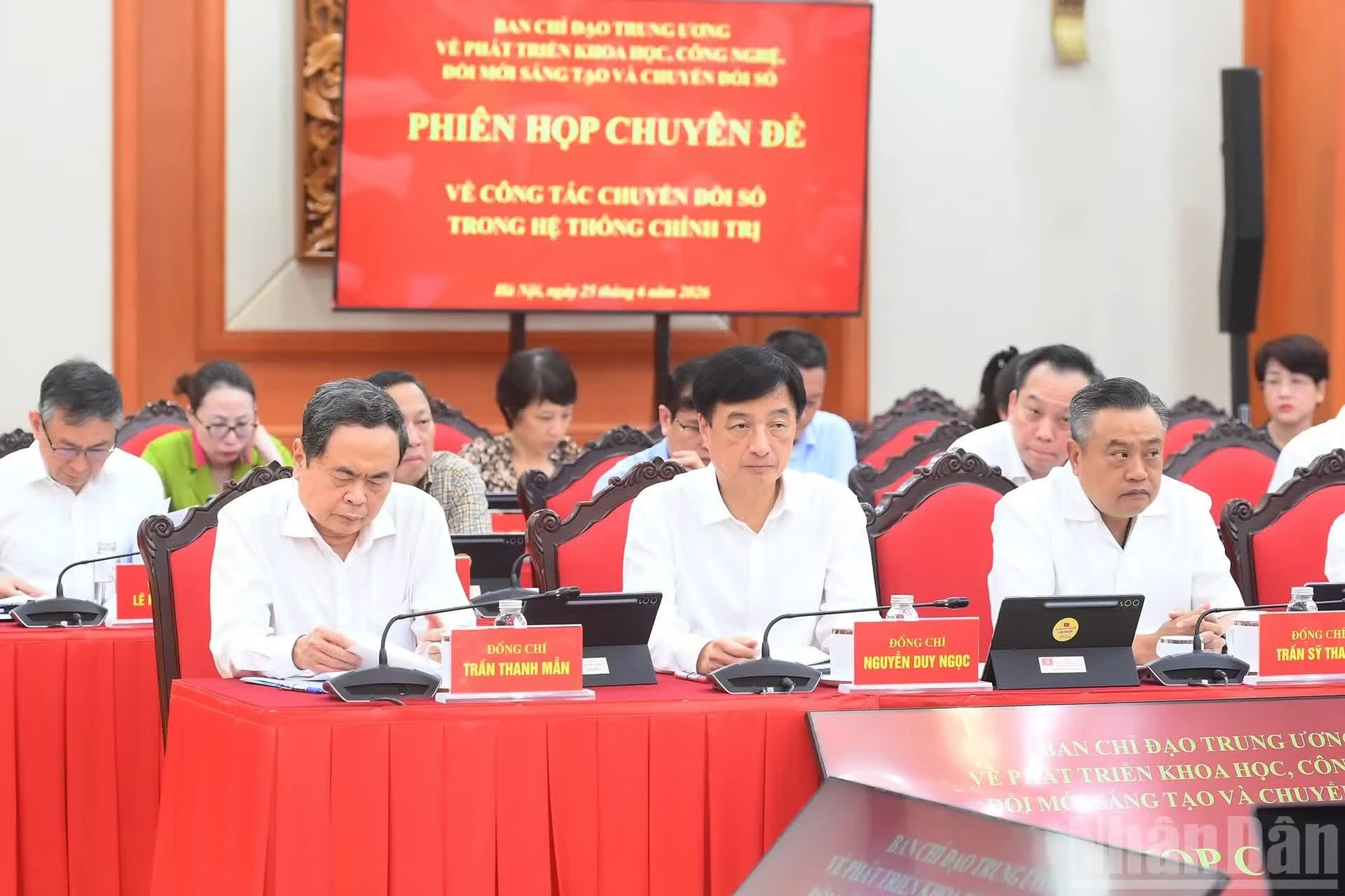 Các đồng chí lãnh đạo Đảng, Nhà nước và các đại biểu tham dự phiên họp.