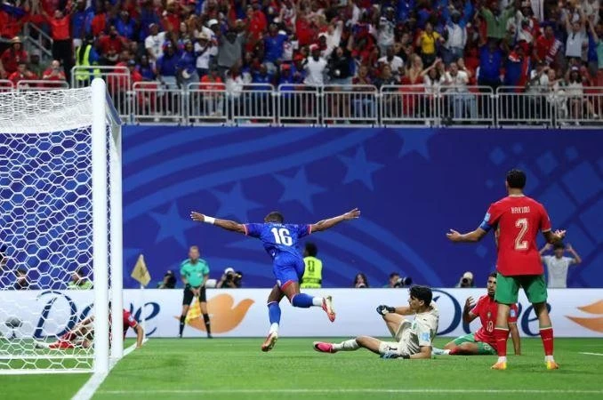 Lenny Joseph mở tỷ số trận đấu (Ảnh: FIFA)