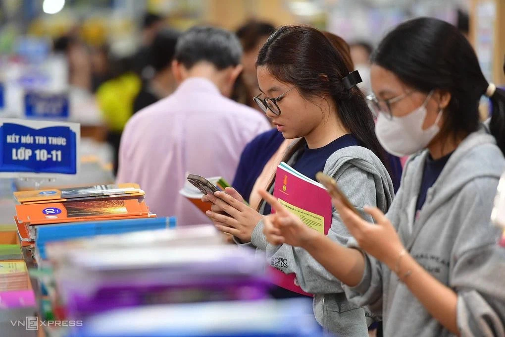 Phụ huynh, học sinh tại Nhà sách và Thiết bị Trường học Nguyễn Tri Phương, TP HCM, chiều 19/8. Ảnh: Thanh Tùng