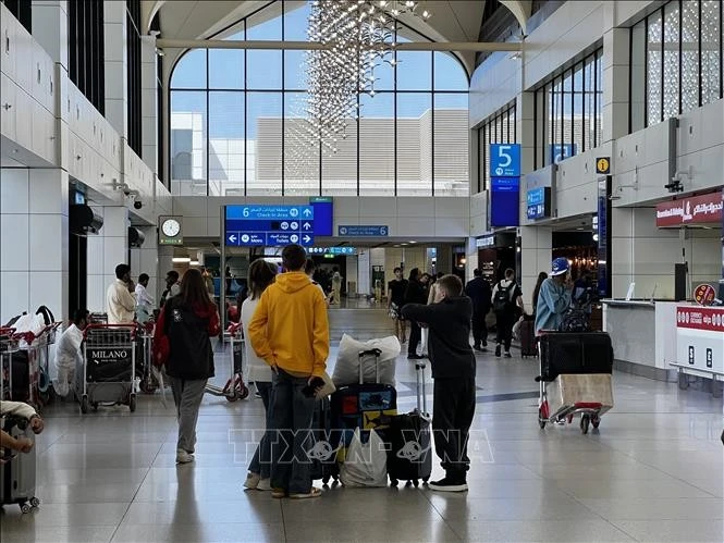 Hành khách tại sân bay quốc tế Dubai, UAE, ngày 7/3/2026.