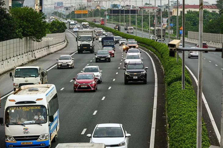 Nhiều xe giữ khoảng cách an toàn trên cao tốc Pháp Vân sáng 29-8 - Ảnh: HỒNG QUANG