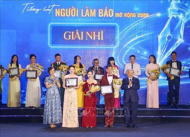Ban tổ chức trao giải nhì cho các thí sinh Võ Thị Huyền Trang - Trung tâm Phát thanh - Truyền hình Quân đội; Trần Ngọc Thu Thảo, Nguyễn Tuấn Anh - Báo và phát thanh, truyền hình Hải Phòng. Ảnh: Hoàng Ngọc/TTXVN