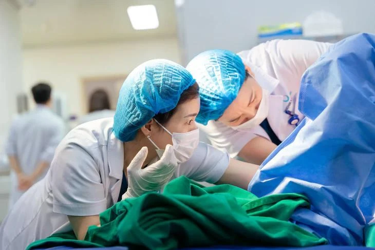 Sau khi bé Minh Đức chào đời bằng đường âm đạo, các bác sĩ tiếp tục giảm co và theo dõi sát hai thai còn lại - Ảnh: BVCC