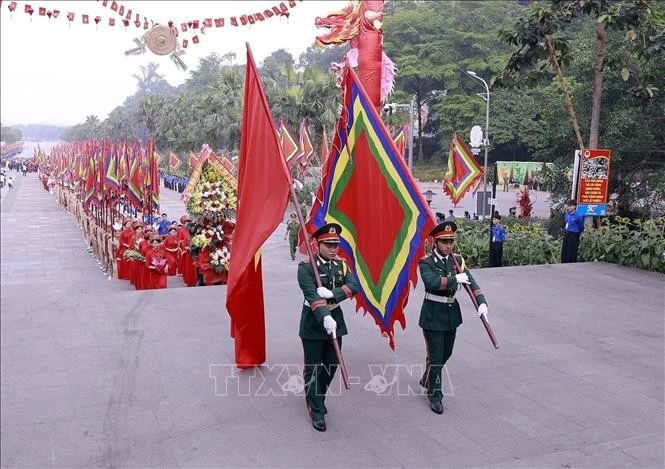 Đoàn nghi lễ khởi hành lên núi Nghĩa Lĩnh, nơi thờ tự các Vua Hùng.