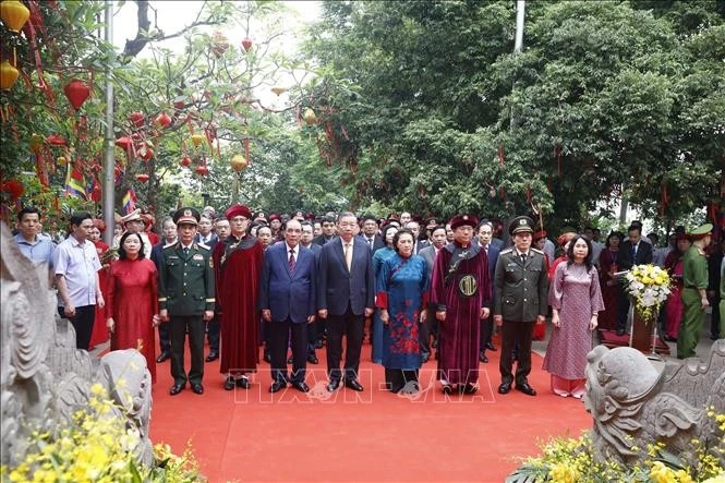 Tổng Bí thư, Chủ tịch nước Tô Lâm và các đại biểu thực hiện nghi lễ tại Đền Thượng.