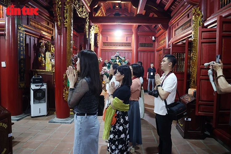 Du khách thành kính dâng hương tri ân công đức các Vua Hùng.