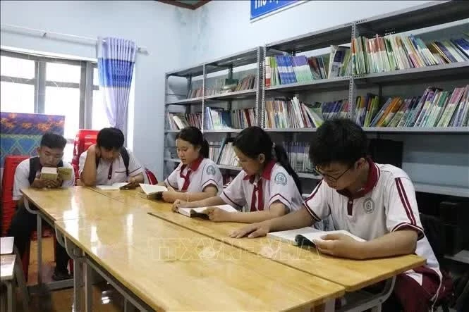 Học sinh Trường THPT Cao Bá Quát, phường Tân An, tỉnh Đắk Lắk, đọc sách tại thư viện trong giờ ra chơi. Ảnh tư liệu (minh họa): Nguyên Dung/TTXVN