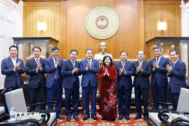 Chủ tịch Quốc hội Trần Thanh Mẫn với đại biểu.