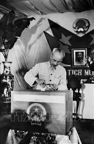 Quốc hội khoá II đã đóng góp quan trọng vào việc hoàn thành nhiệm vụ xây dựng và khôi phục kinh tế ở miền Bắc, đẩy mạnh cuộc đấu tranh giải phóng ở miền Nam; đã thực thi những chính sách phù hợp về dân chủ, chăm lo đời sống vật chất và tinh thần của nhân dân trong những điều kiện cực kỳ khó khăn. Trong ảnh: Chủ tịch Hồ Chí Minh bỏ phiếu bầu đại biểu Quốc hội khóa II tại tiểu khu Trúc Bạch, khu phố Ba Đình (Hà Nội, 8/5/1960).
