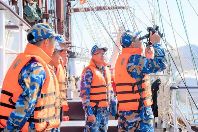 Giảng viên và Học viên Học viện Hải quân huấn luyện đo độ cao mặt trời để xác định vị trí tàu.