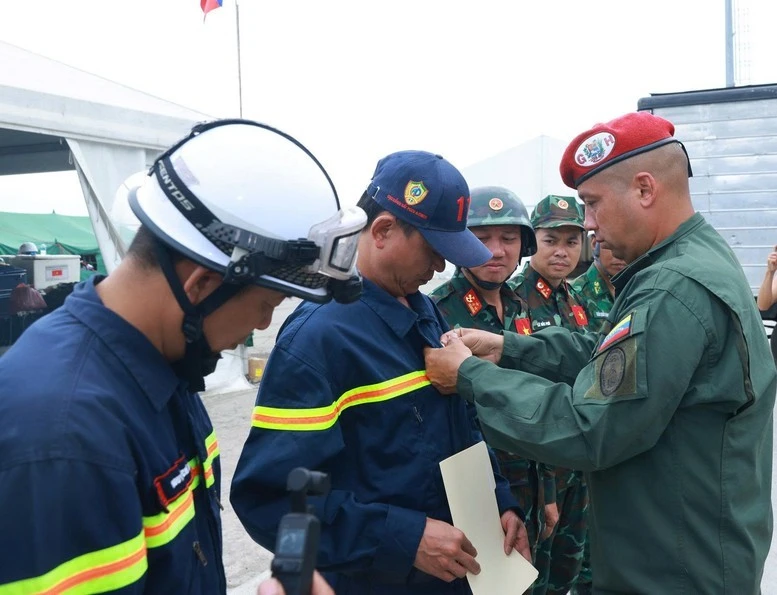 Lực lượng của Đoàn cứu nạn, cứu hộ Việt Nam nhận huy chương của Chính phủ Venezuela