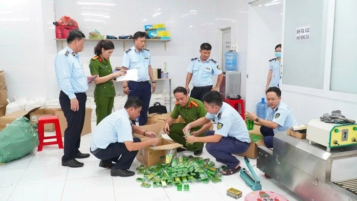 Khám xét xưởng sản xuất dầu gió giả quy mô lớn tại Tây Ninh. (Ảnh: Công an Tây Ninh)