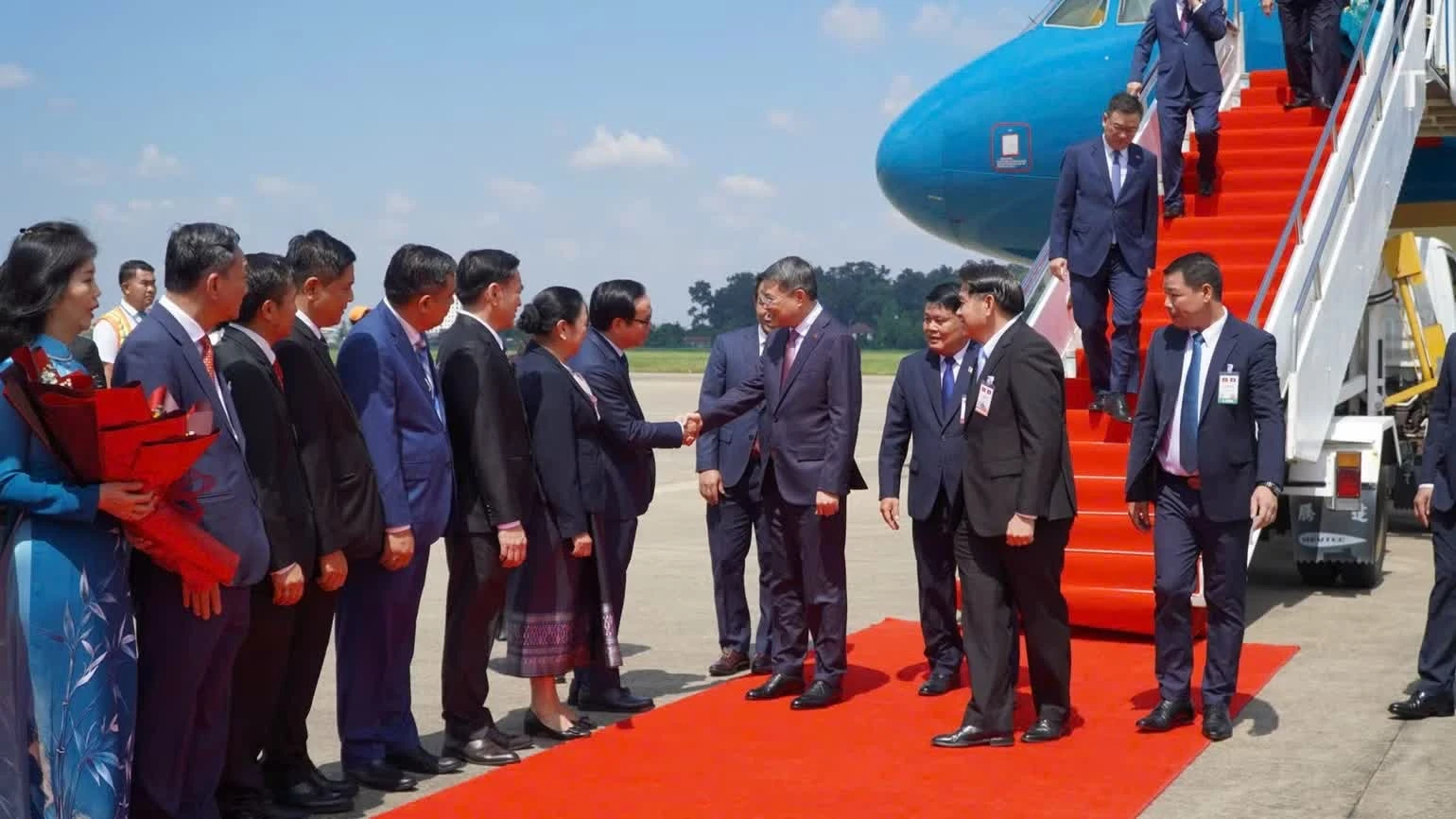 Lãnh đạo một số bộ, ngành của Lào đón Thủ tướng Chính phủ Lê Minh Hưng tại chân cầu thang máy bay. (Ảnh: VOV)