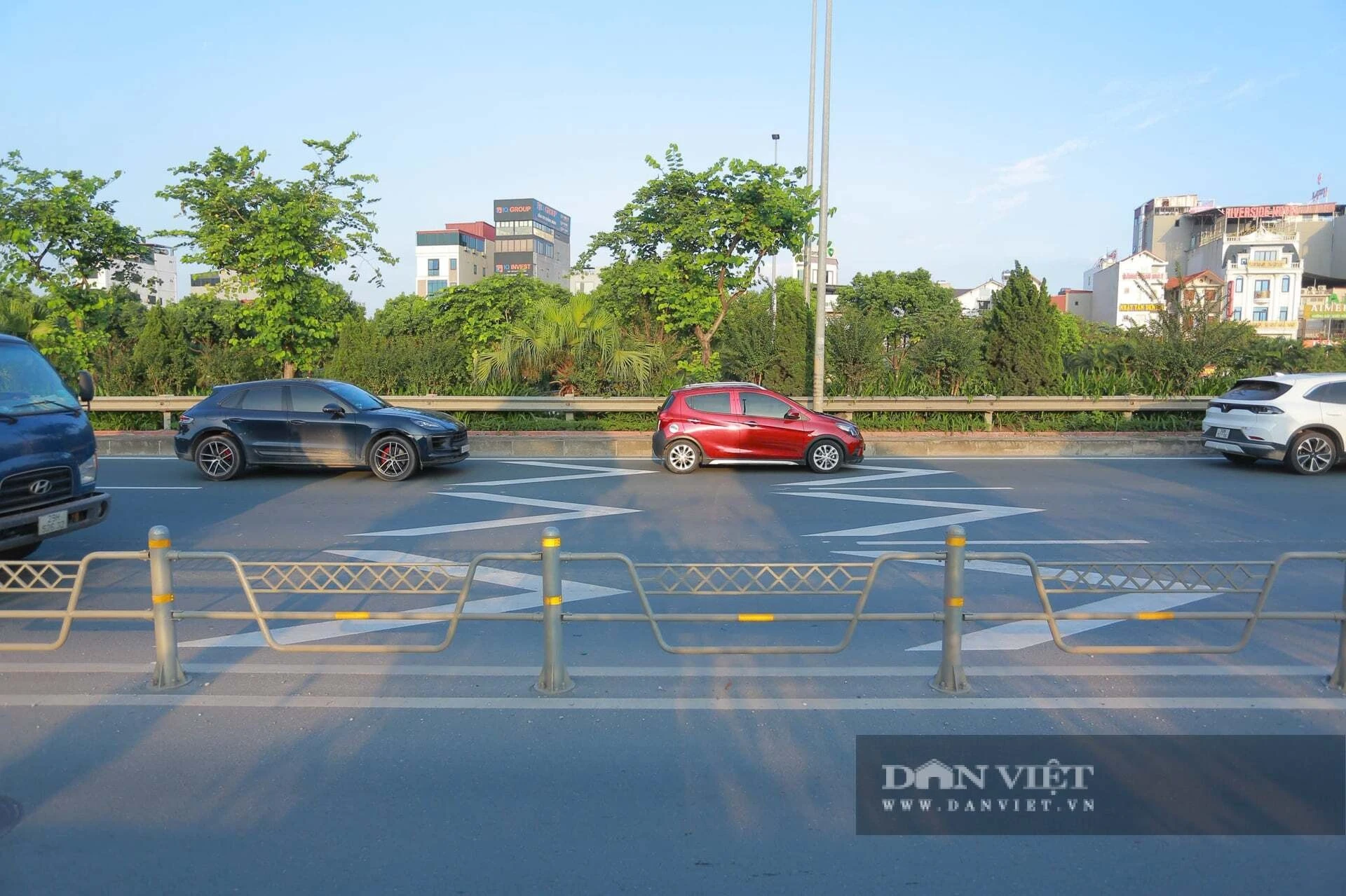 Một số vạch sơn trên mặt đường, được bố trí tại những vị trí dễ quan sát để người lái xe ước lượng khoảng cách với phương tiện phía trước, chủ động điều chỉnh tốc độ theo tình hình giao thông. Ảnh: Khổng Chí