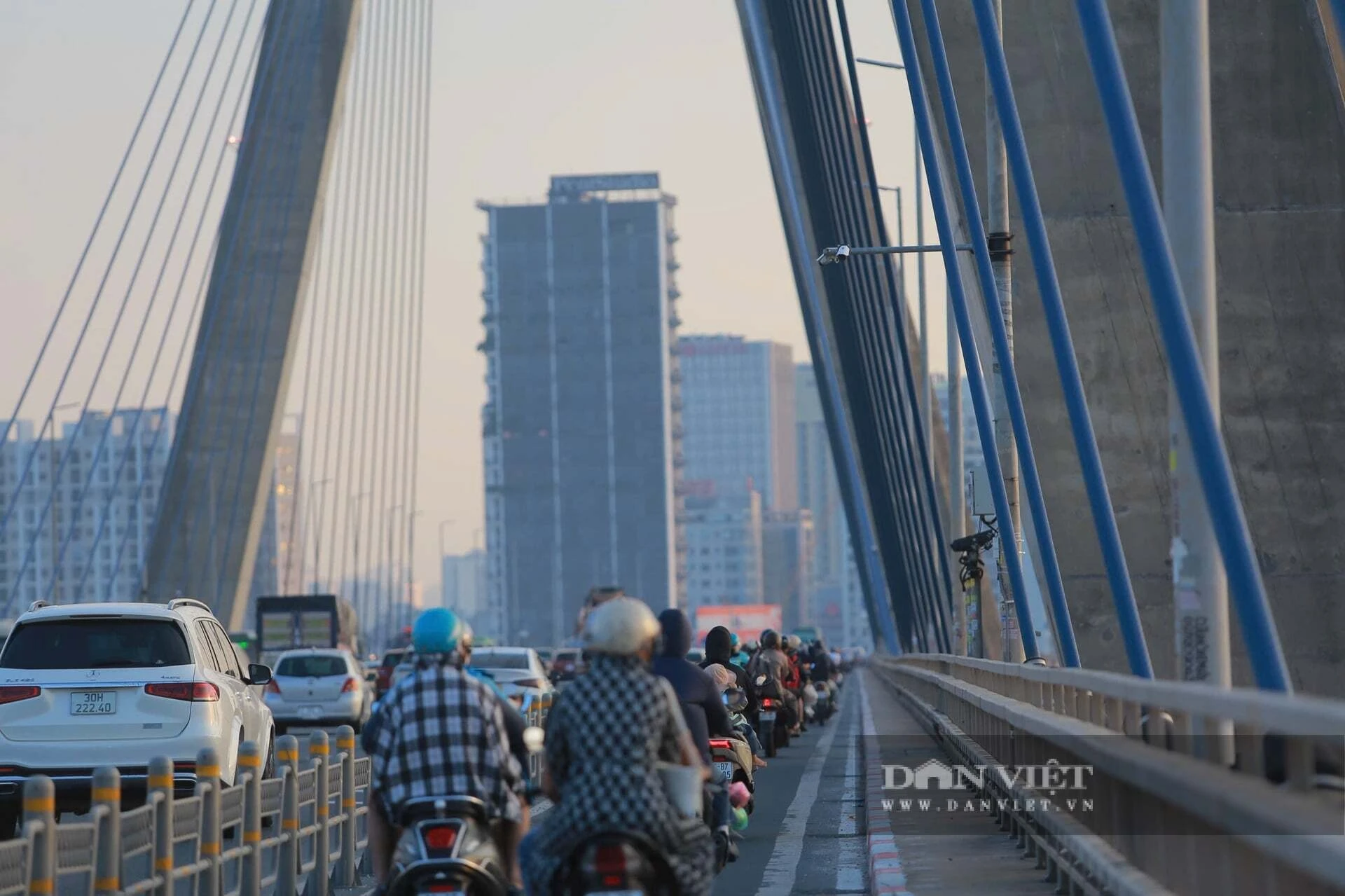 Các biển khoảng cách trên cầu Nhật Tân được tháo dỡ tạm thời sau khi một số người dân hiểu nhầm đây là biển cấm, biển hiệu lệnh và có thể bị xử phạt khi không giữ đúng khoảng cách. Ảnh: Khổng Chí
