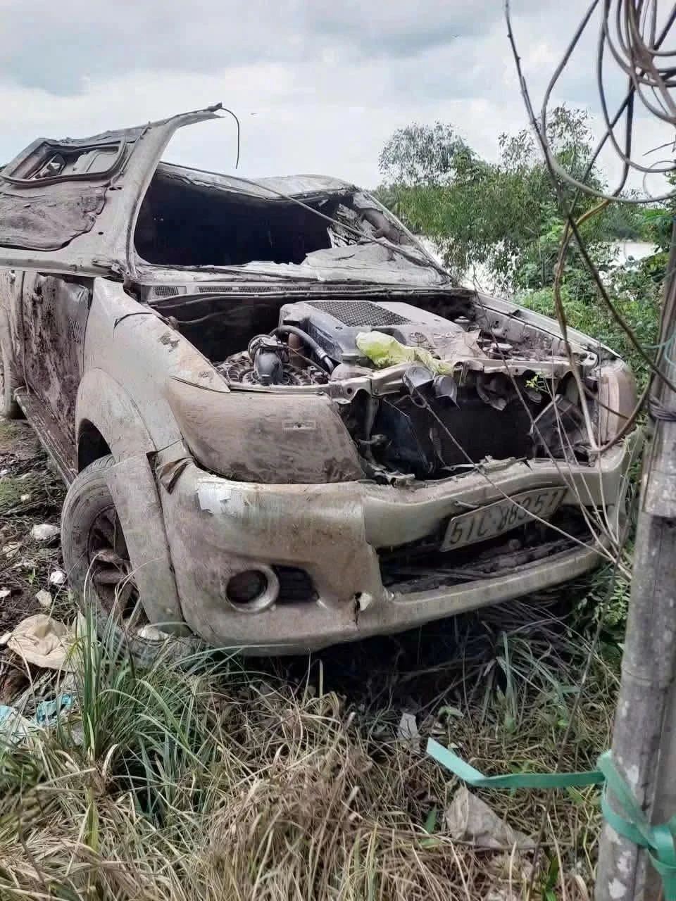 Xe bán tải khi vừa được trục vớt khỏi lòng sông. Ảnh: Người dân cung cấp