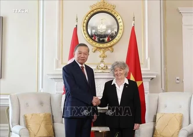 Tổng Bí thư, Chủ tịch nước Tô Lâm và Toàn quyền Canada Louise Arbour chụp ảnh chung. Ảnh: Thống Nhất/TTXVN
