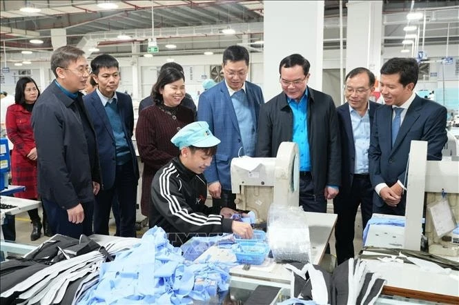 Chủ tịch Tổng Liên đoàn Lao động Việt Nam Nguyễn Đình Khang cùng đoàn công tác thăm hỏi, động viên công nhân lao động Tổng công ty May Bắc Giang LGG.