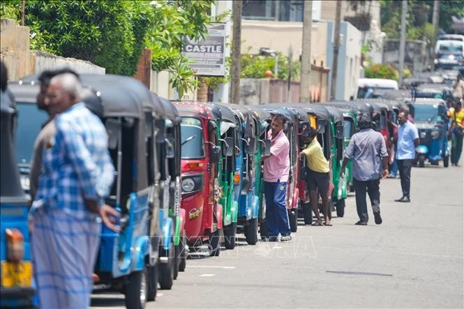 Người dân xếp hàng chờ đổ xăng tại Colombo, Sri Lanka ngày 17/3/2026.