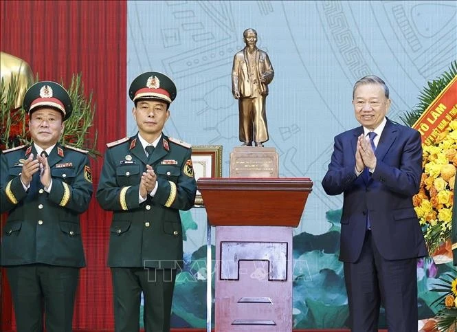 Tổng Bí thư Tô Lâm tặng bức tượng Chủ tịch Hồ Chi Minh cho Binh chủng Công binh.
