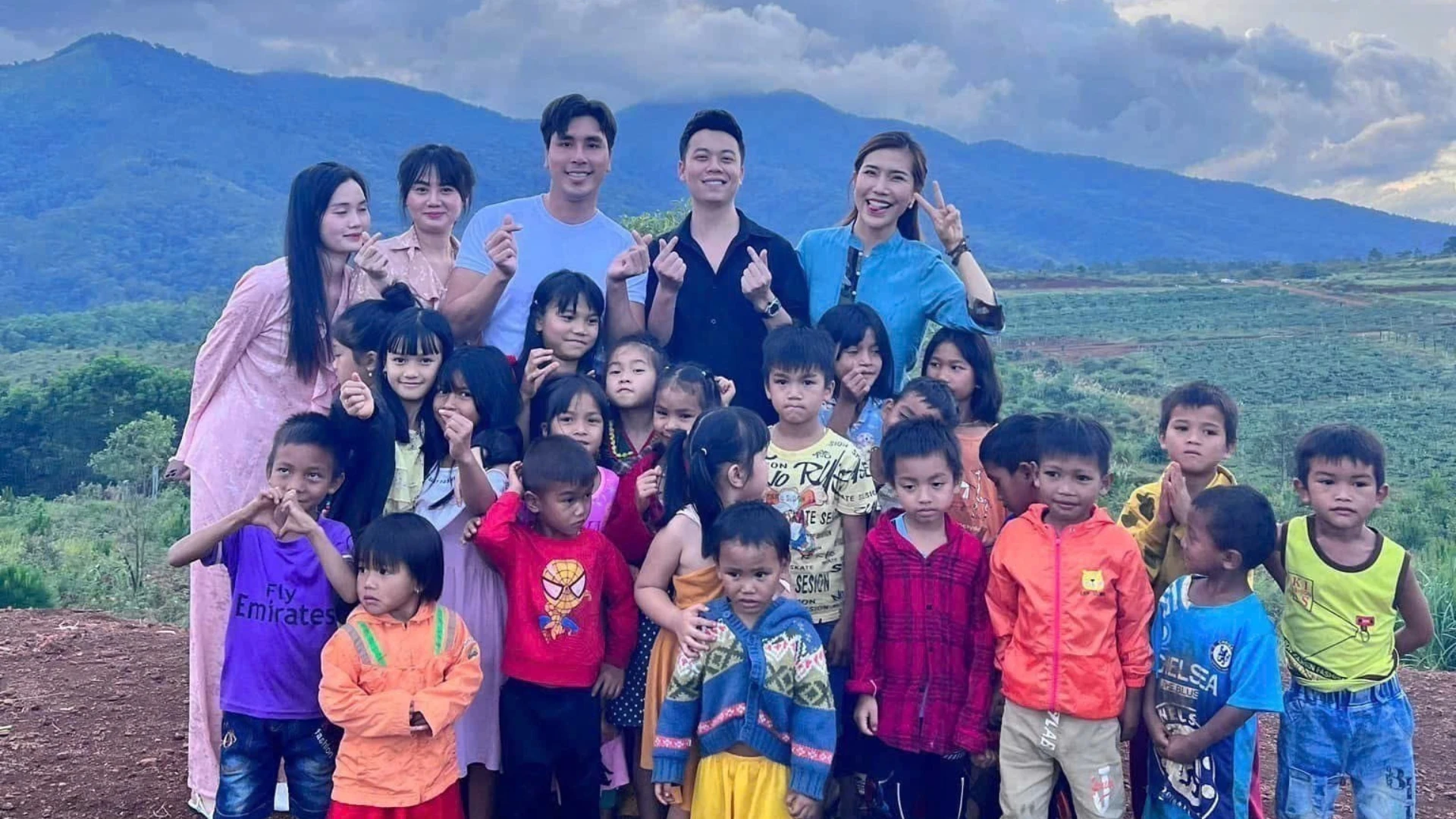 Đình Dũng tham gia hỗ trợ trong chương trình “Tiếp sức tới trường” cho học sinh vùng cao.
