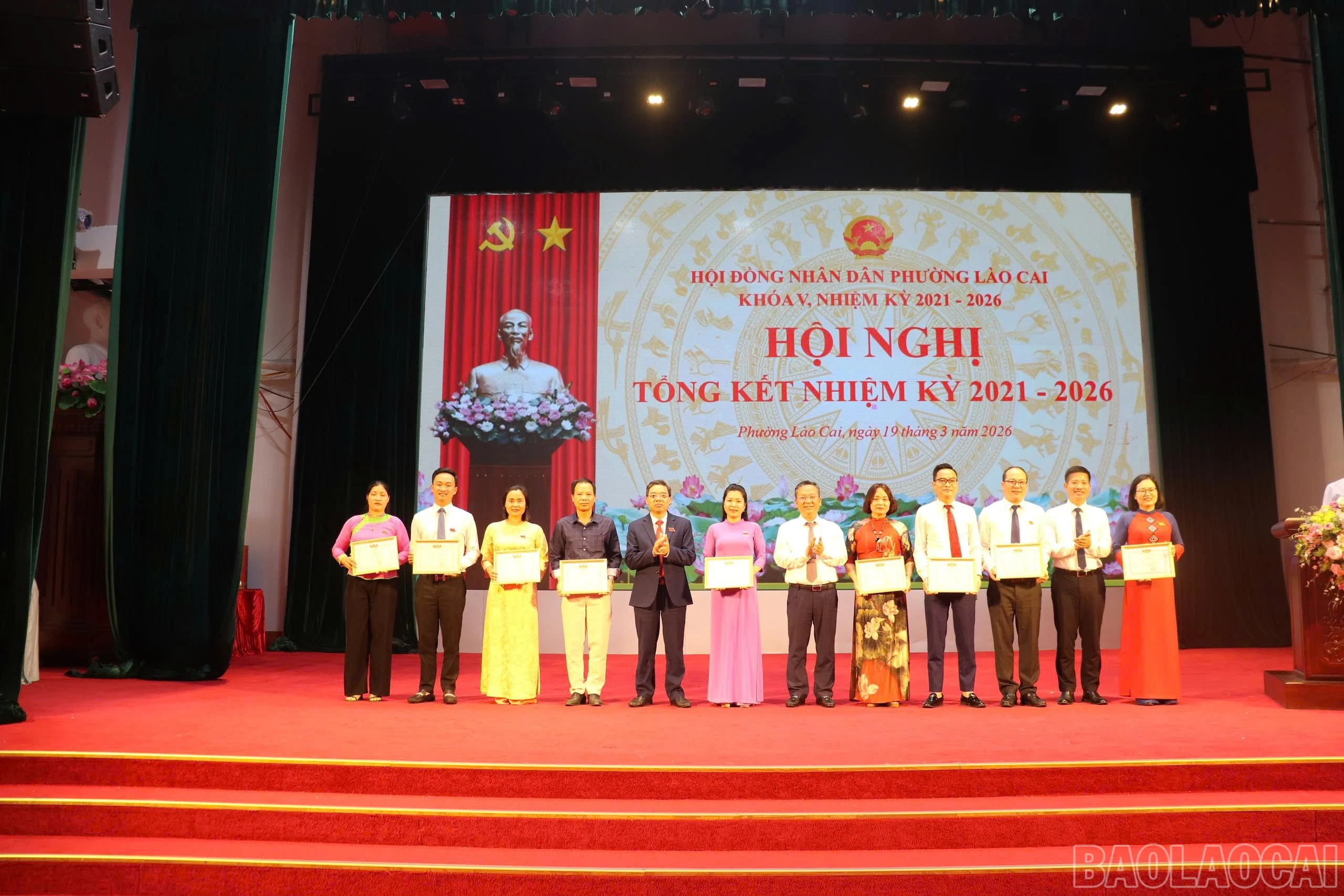 baolaocai-br_cac-tap-the-ca-nhan-duoc-tang-giay-khen-cua-ubnd-phuong-vi-co-thanh-tich-trong-hoat-dong-cua-hdnd-phuong-khoa-v-nhiem-ky-2021-2026.jpg