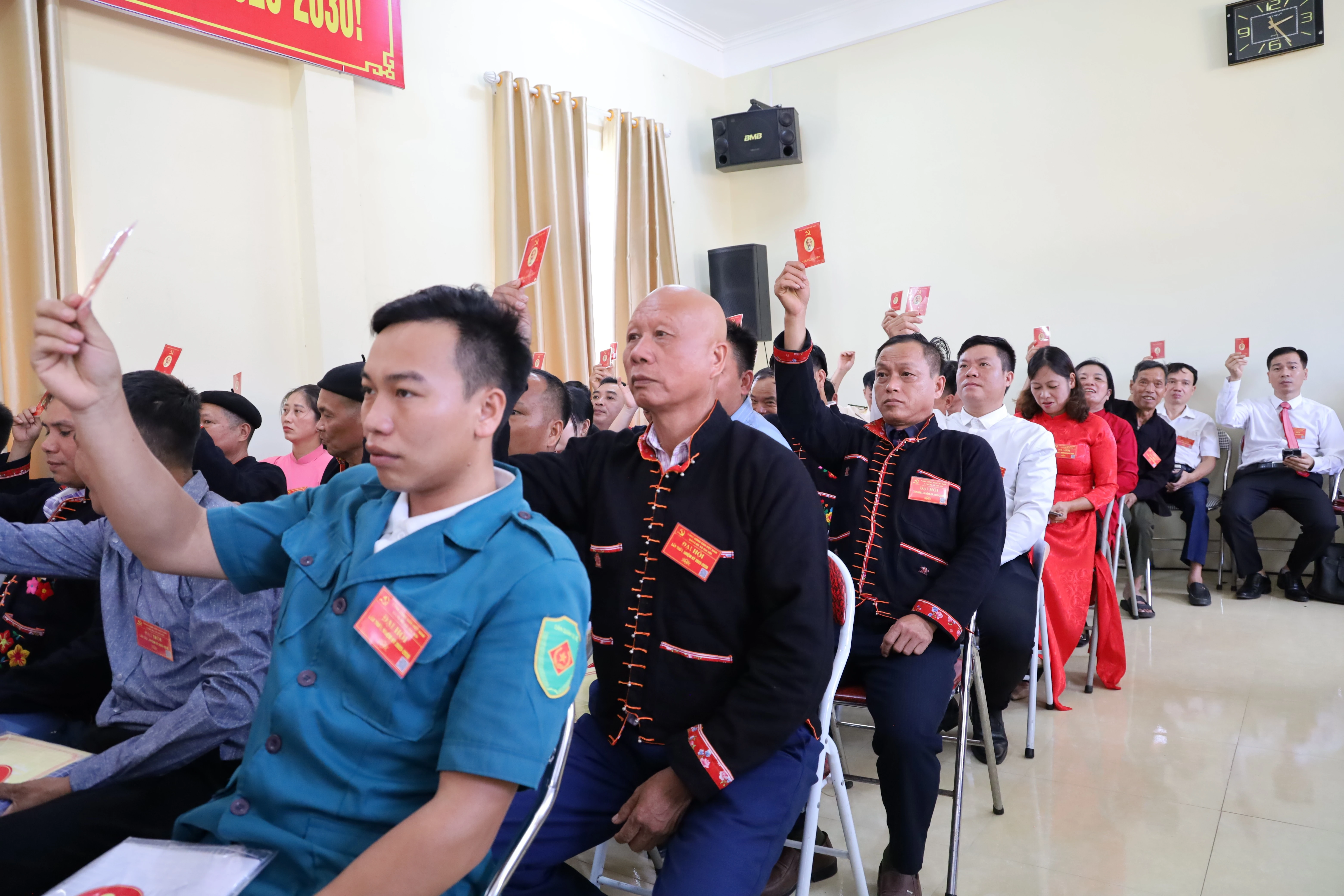 Các đại biểu biểu quyết thông qua nghị quyết đại hội.