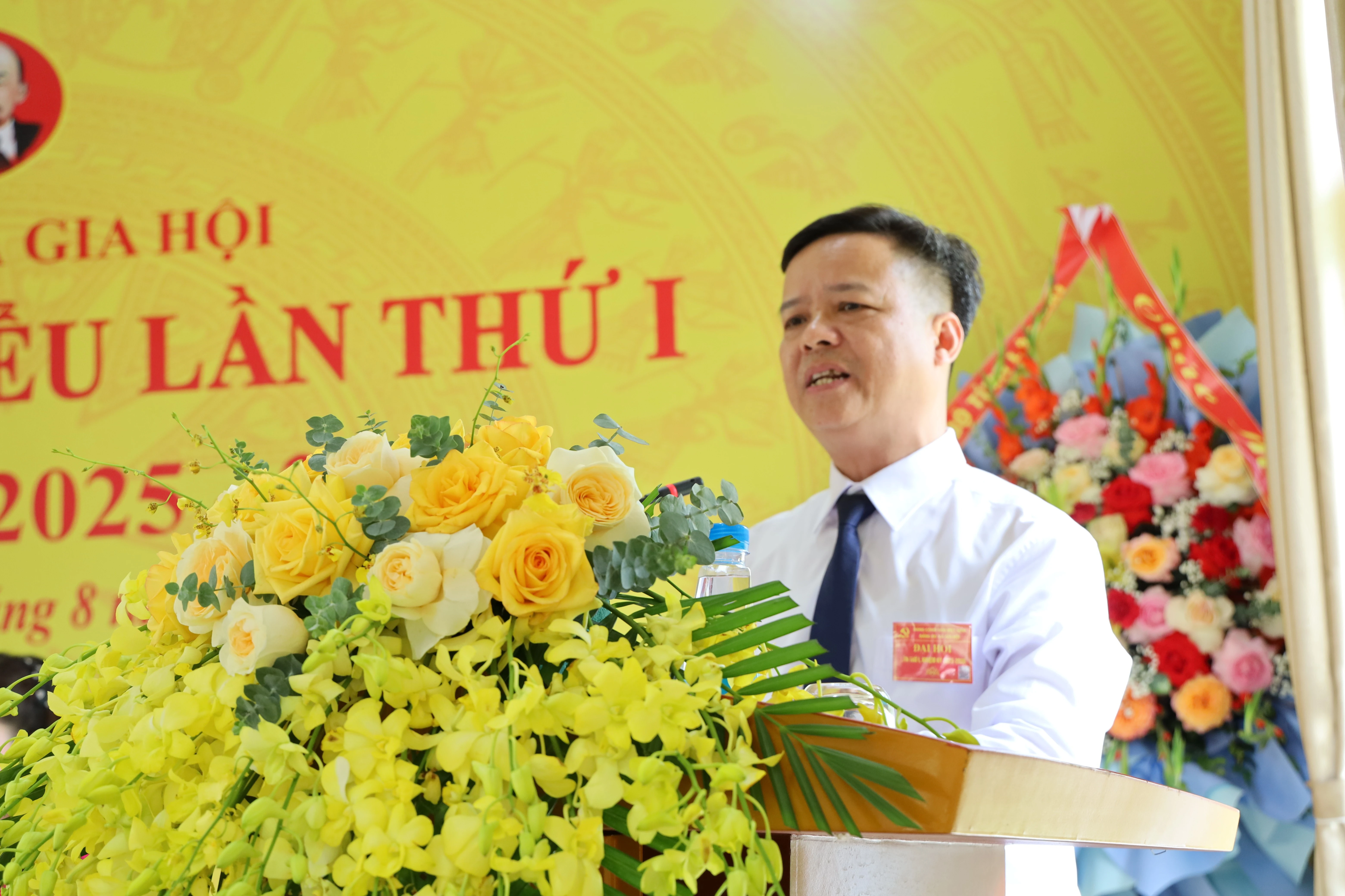 Bí thư Đảng ủy xã Trần Hữu Tiến phát biểu khai mạc đại hội.