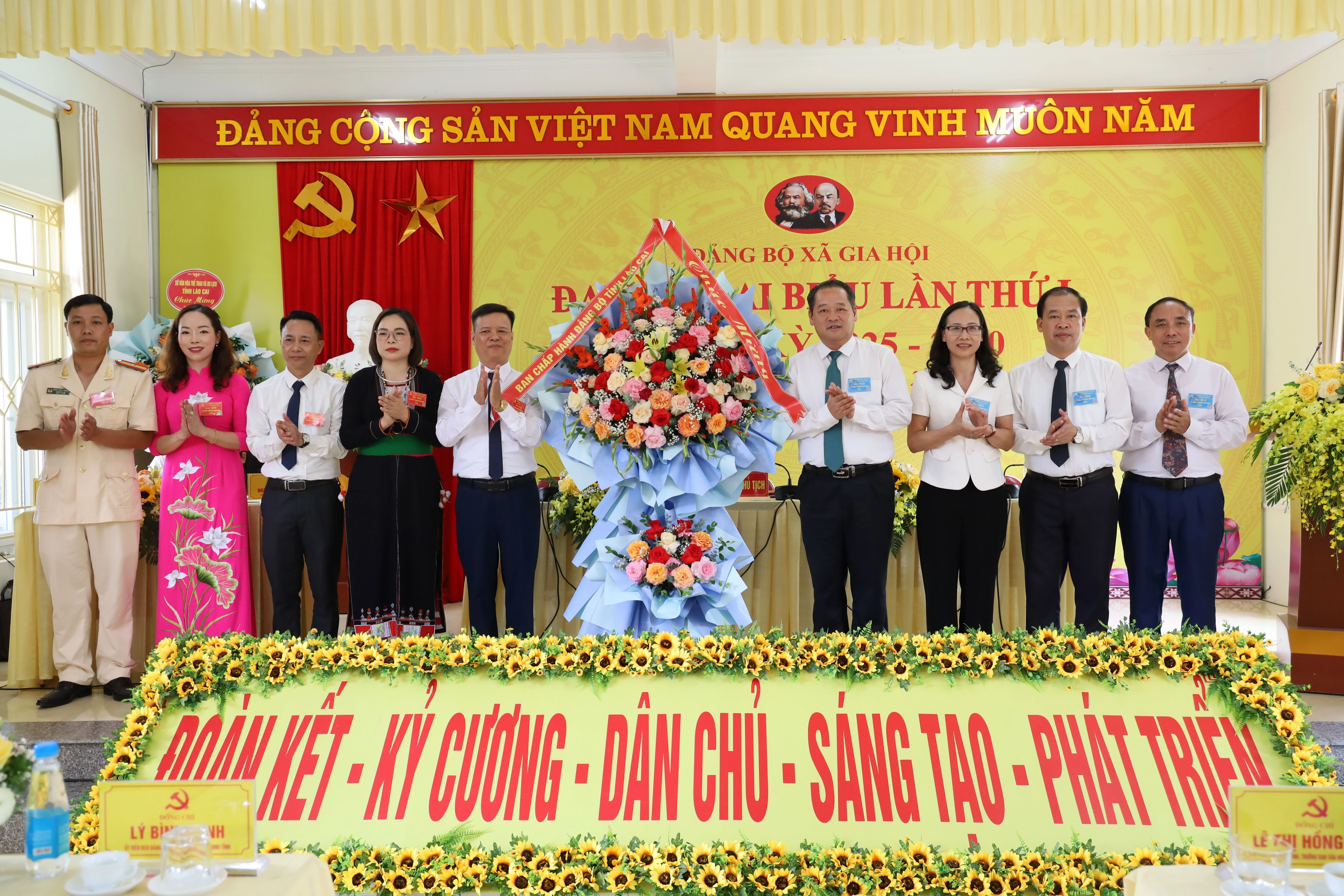 Đồng chí Lý Bình Minh, Phó Chủ tịch HĐND tỉnh tặng hoa chúc mừng đại hội.