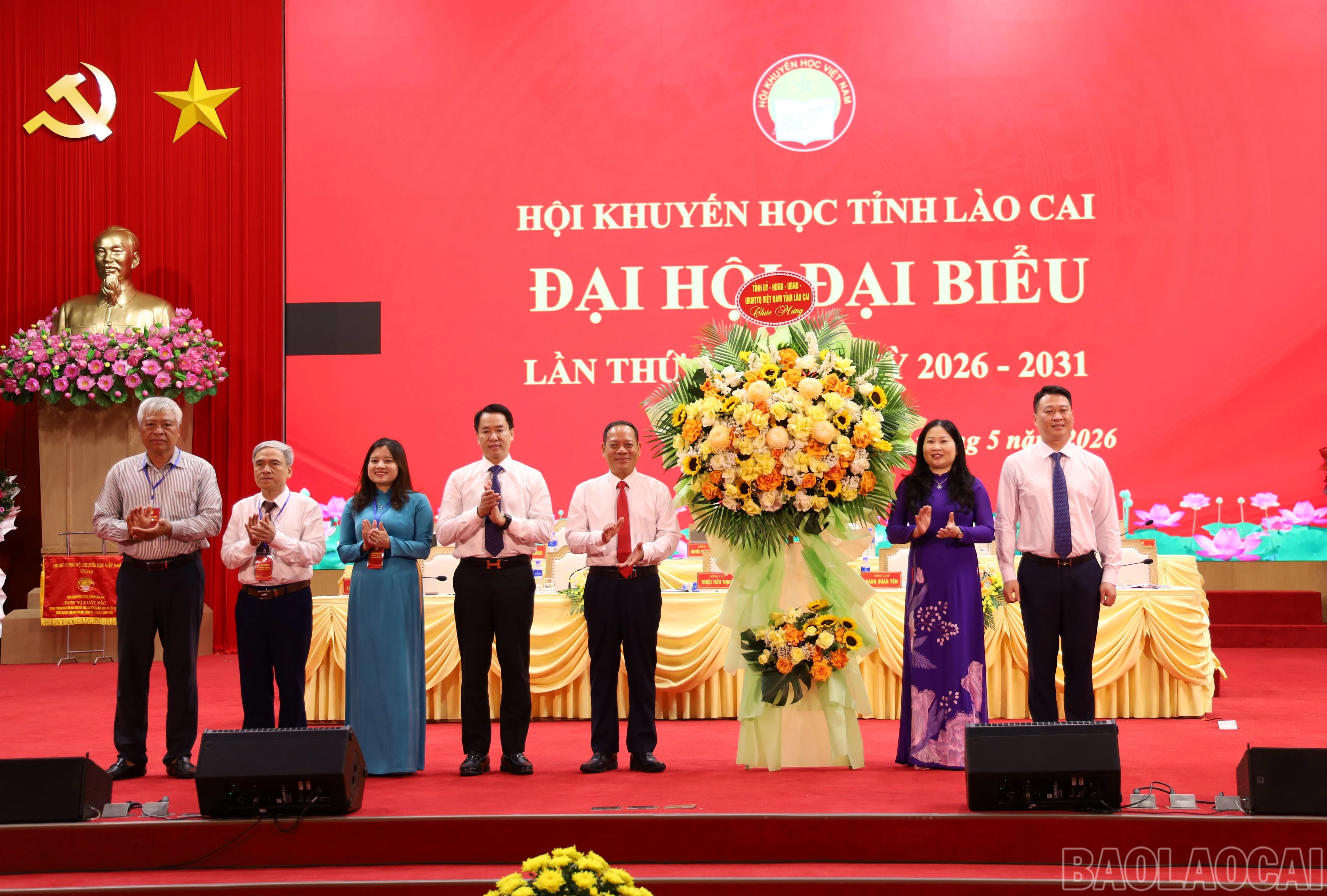 baolaocai-br_trao-hoa-lay.jpg