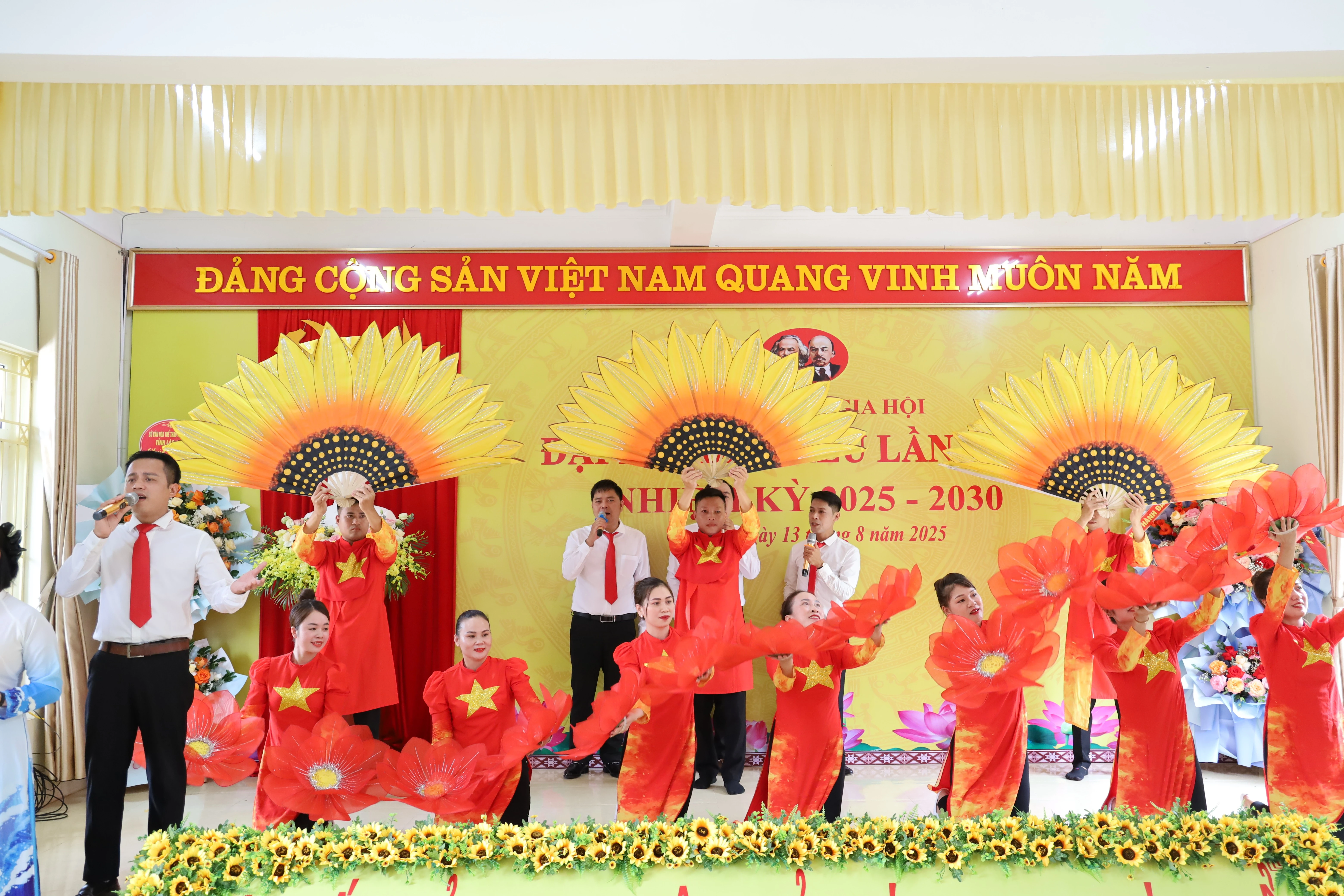 Văn nghệ chào mừng đại hội.