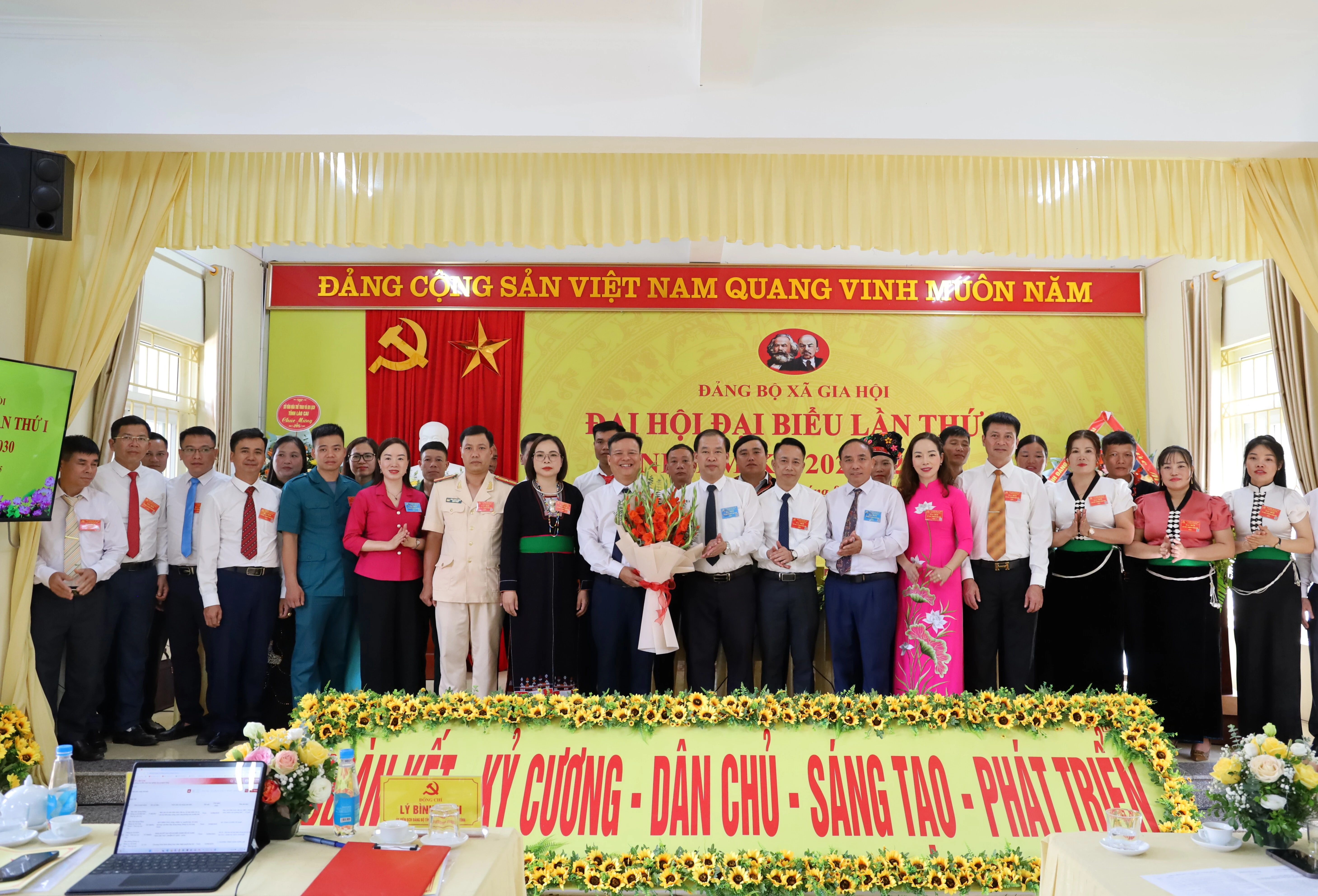 Đồng chí Nguyễn Xuân Trường chúc mừng Ban Chấp hành Đảng bộ xã Gia Hội, nhiệm kỳ 2025 - 2030.