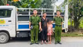 Công an xã Lương Thịnh bàn giao bé gái đi lạc về với gia đình