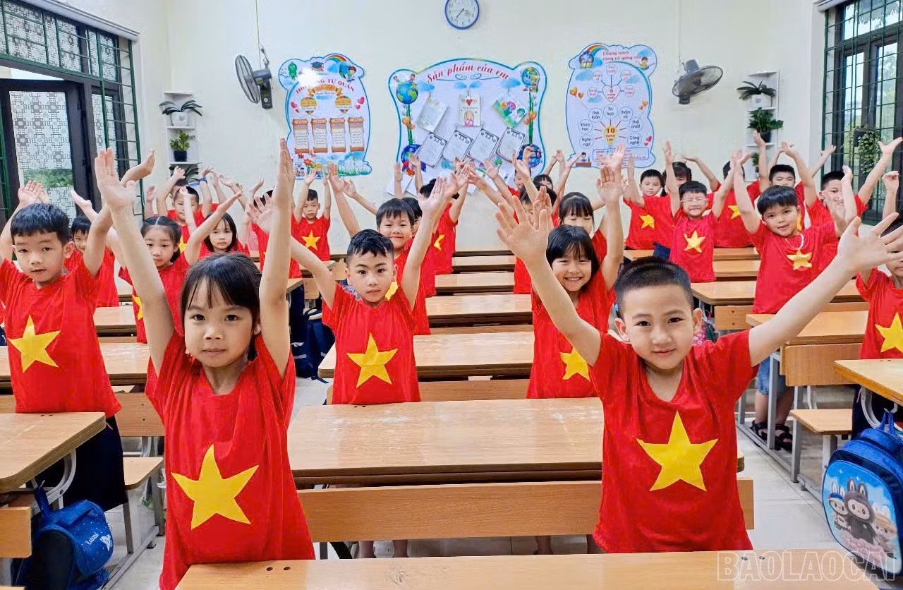 Không gian các lớp học bừng sáng bởi màu áo cờ đỏ sao vàng.