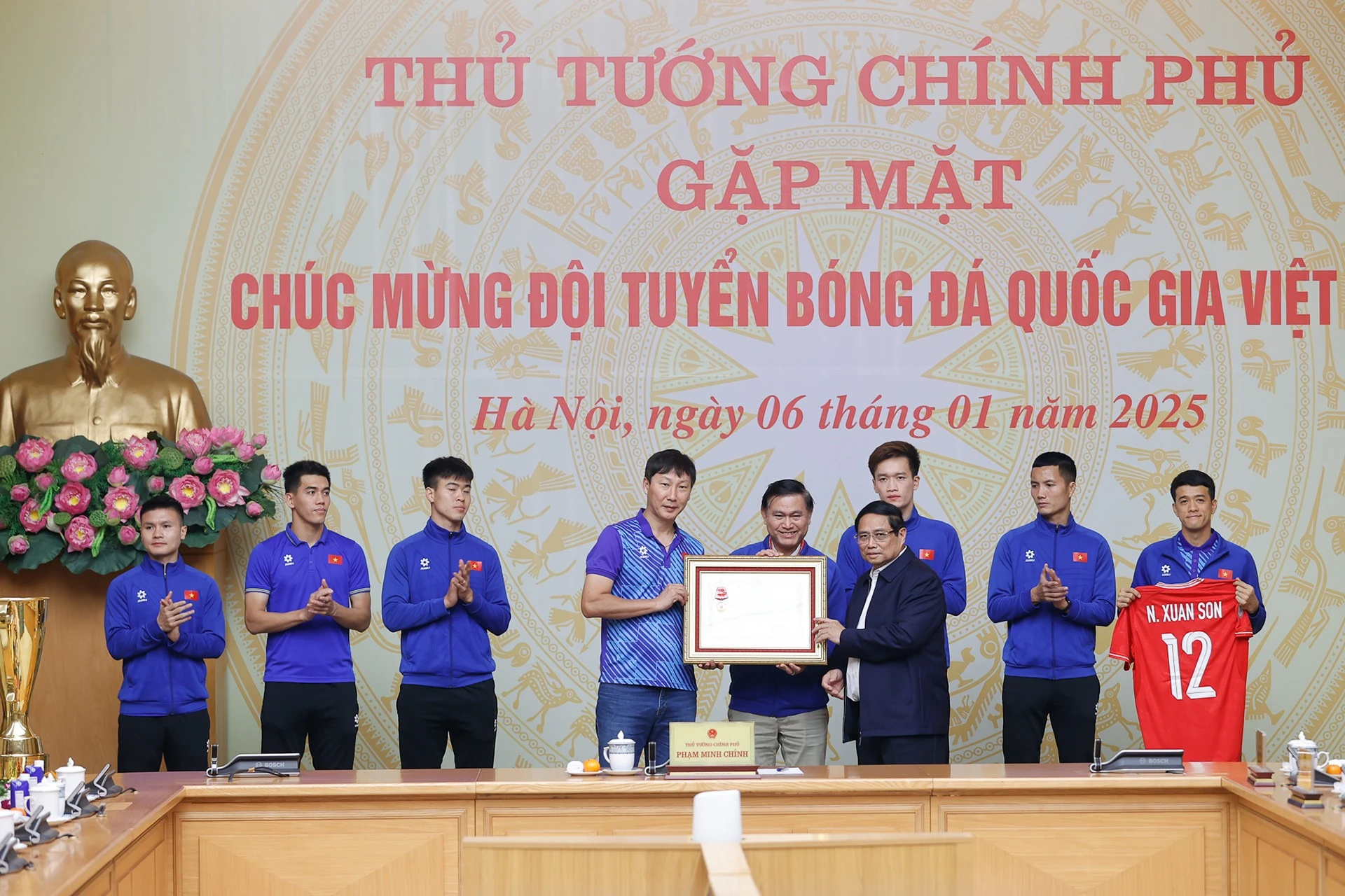 Thủ tướng trao Huân chương Lao động hạng Nhất cho Đội tuyển Việt Nam.