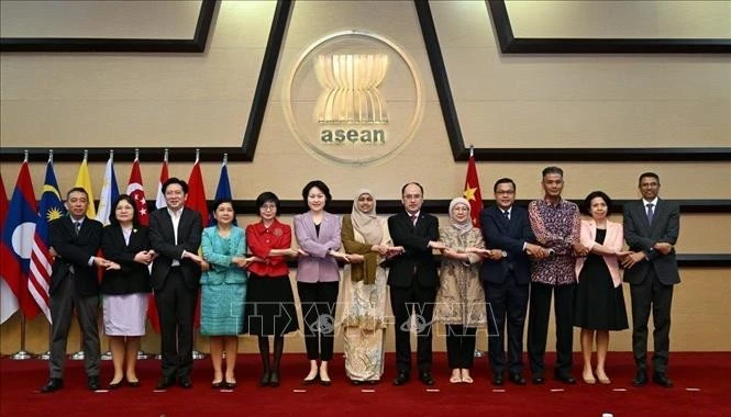 Các đại biểu dự phiên họp.