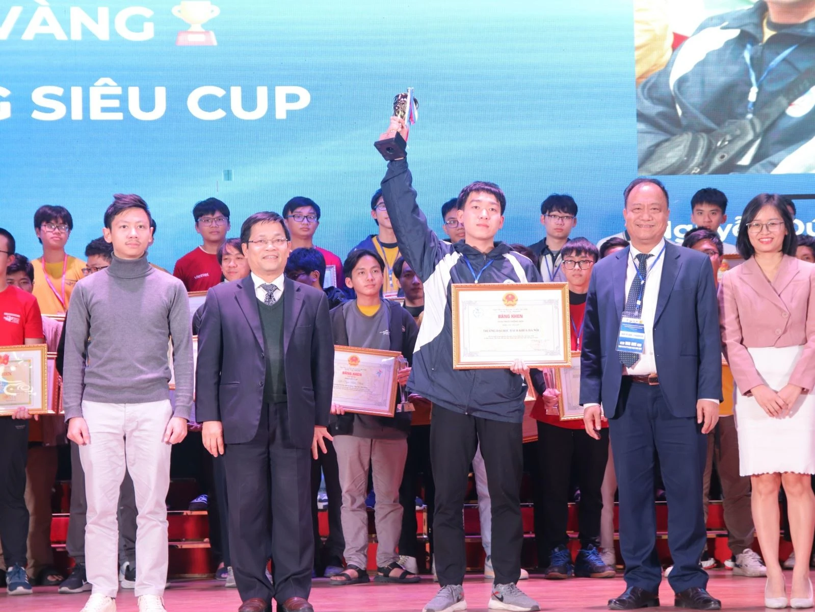 Sinh viên Nguyễn Đức Thắng (Trường Đại học Kinh tế Quốc dân Hà Nội) vô địch Siêu CUP OLP’24.