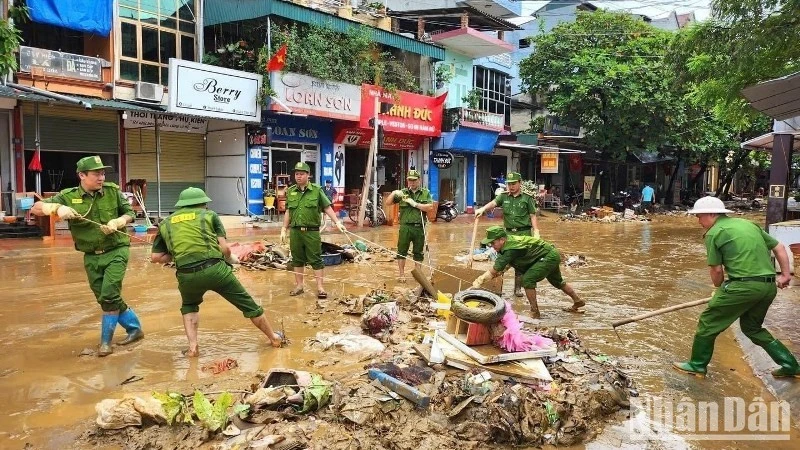 Các lực lượng tham gia hỗ trợ người dân Tuyên Quang dọn vệ sinh, rác thải, bùn đất sau khi siêu bão Yagi đi qua để sớm quay lại với cuộc sống thường nhật.