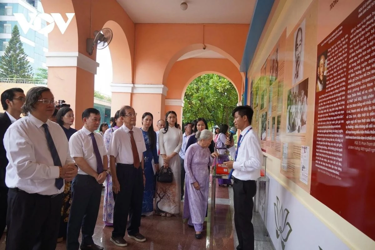 Trưng bày với 100 tư liệu, hiện vật về Bác Hồ với báo chí.