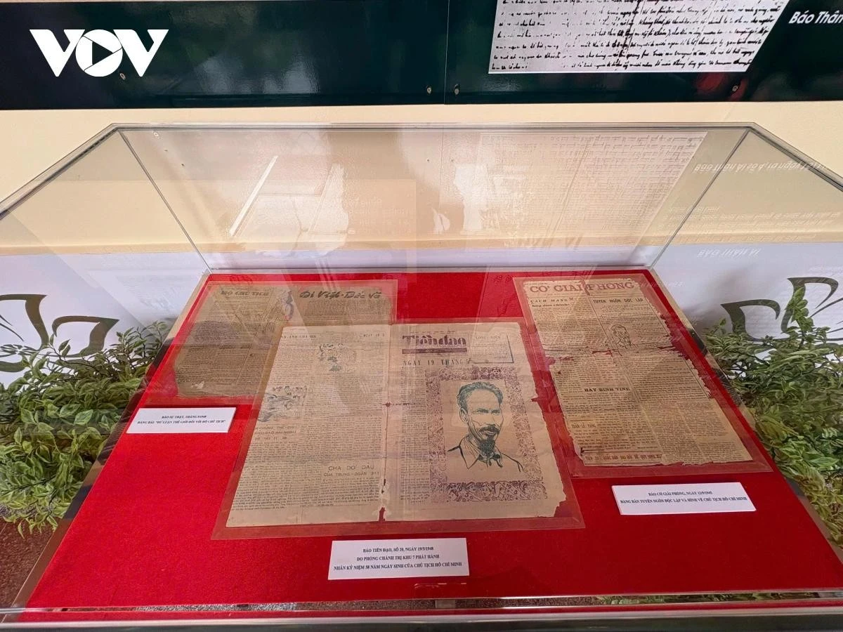 Các bài báo về Chủ tịch Hồ Chí Minh những năm 1945 - 1948.