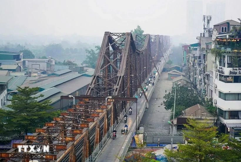 Cầu Long Biên được thiết kế theo phong cách kiến trúc của Pháp nối liền hai bờ sông Hồng. Với tổng chiều dài 2.290m và 896m cầu dẫn, 19 nhịp dầm thép và 20 trụ cao vươn lên kiên cố, cầu Long Biên xứng đáng là một trong những công trình ấn tượng của Hà Nội.