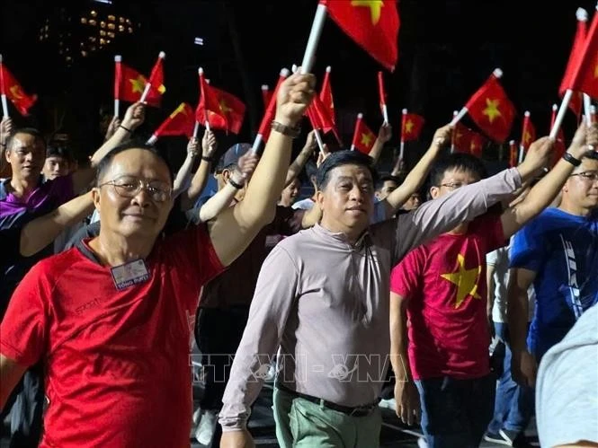 Ông Trần Phú Thuận, Phó Chủ tịch Thường trực Liên hiệp các tổ chức người Việt tại Liên bang Nga (áo xám) tham gia tổng duyệt diễu hành tại Lễ kỷ niệm 50 năm Ngày Giải phóng miền Nam, thống nhất đất nước.