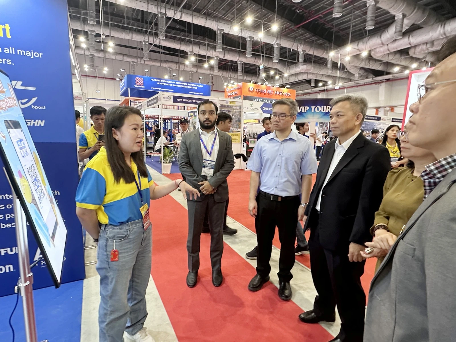 Đại diện các DN tham quan triển lãm Logistics 2024 tại Bình Dương.