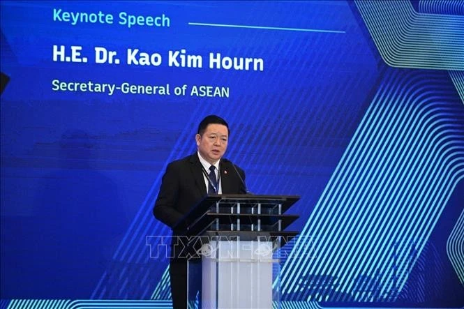 Tổng Thư ký ASEAN Kao Kim Hourn phát biểu tại Diễn đàn.