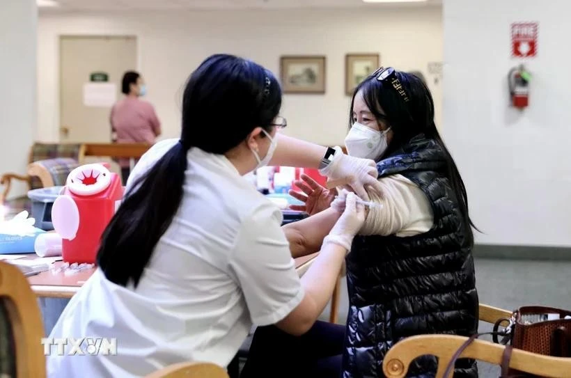 Nhân viên y tế tiêm vaccine phòng COVID-19 cho người dân tại Pasadena, Los Angeles, California, Mỹ.