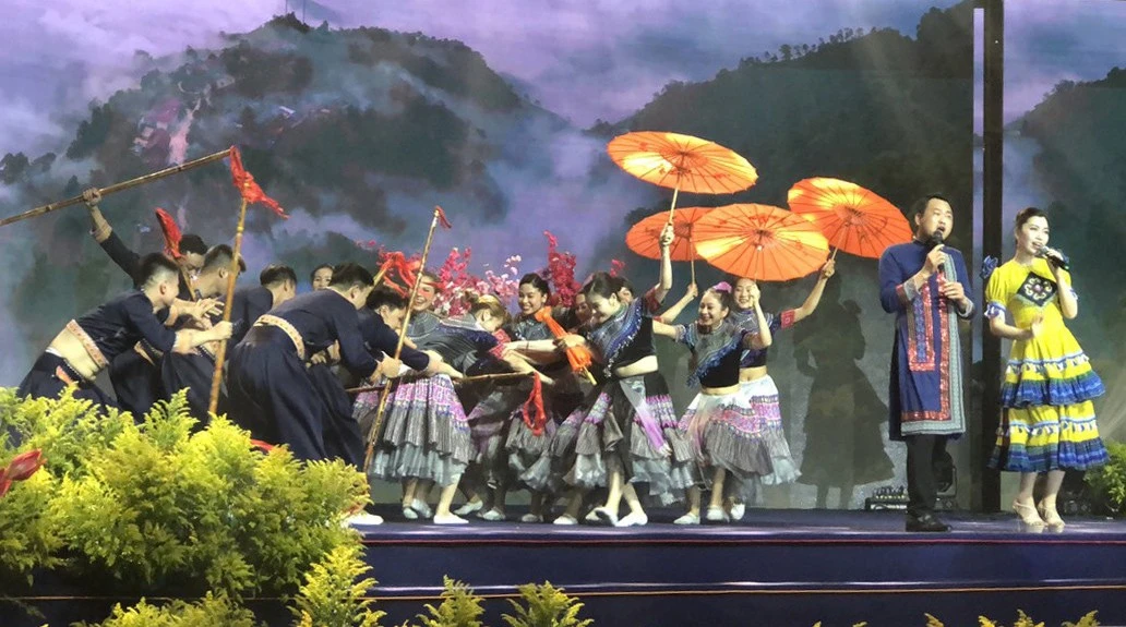 van-hoa-dan-toc-mong-duoc-tai-hien-va-bieu-dien-tai-san-khau.jpg