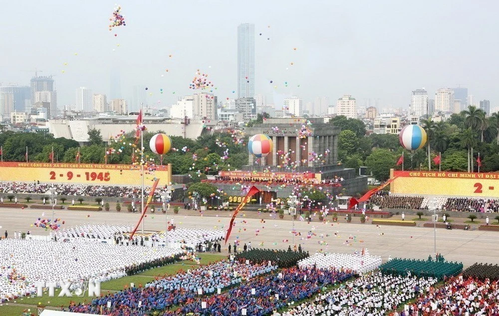 Sáng 2/9/2015, Lễ míttinh, diễu binh, diễu hành cấp Quốc gia kỷ niệm 70 năm Ngày Cách mạng Tháng Tám (19/8/1945-19/8/2015) và Quốc khánh (2/9/1945-2/9/2015) được tổ chức trọng thể tại Quảng trường Ba Đình. (Ảnh: TTXVN)